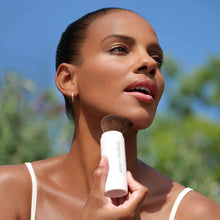 Load image into Gallery viewer, Jane Iredale POWDER ME SPF 30 DRY SUNSCREEN MODEL